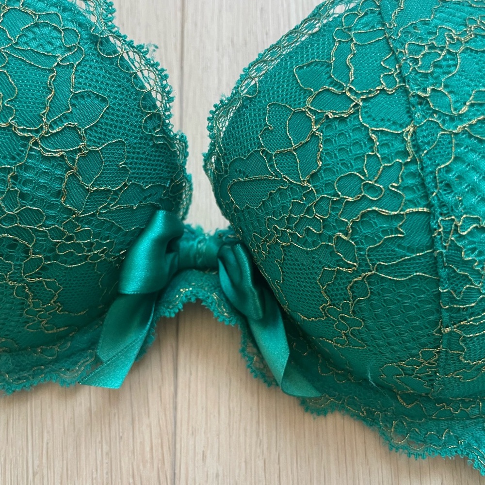 ✅ You’re the Gift this Holiday 🎁 Aerie Limited Edition Green Bow Bra 36B